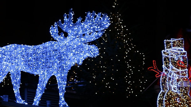 Weihnachtsdekoration aus Lichterketten mit Rentier und Nikolaus