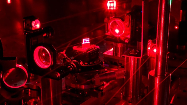 Optischer Tisch mit rotem Laser